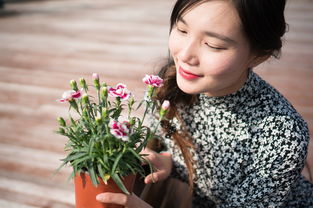 碎花裙女生遭遇暴力，勇敢反击，全力敲打行凶者