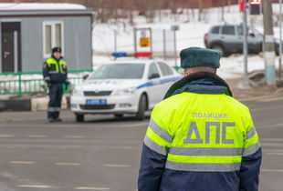 病重婴儿急救途中遭遇交通阻碍，交警紧急响应